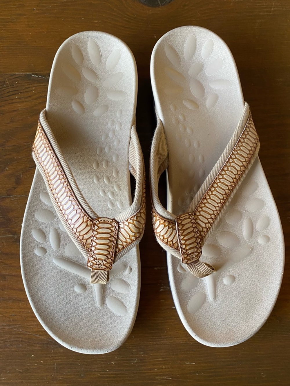 NWOT MEGNYA Womens Beige and Brown Textured Flip Flop Sandals Comfortable